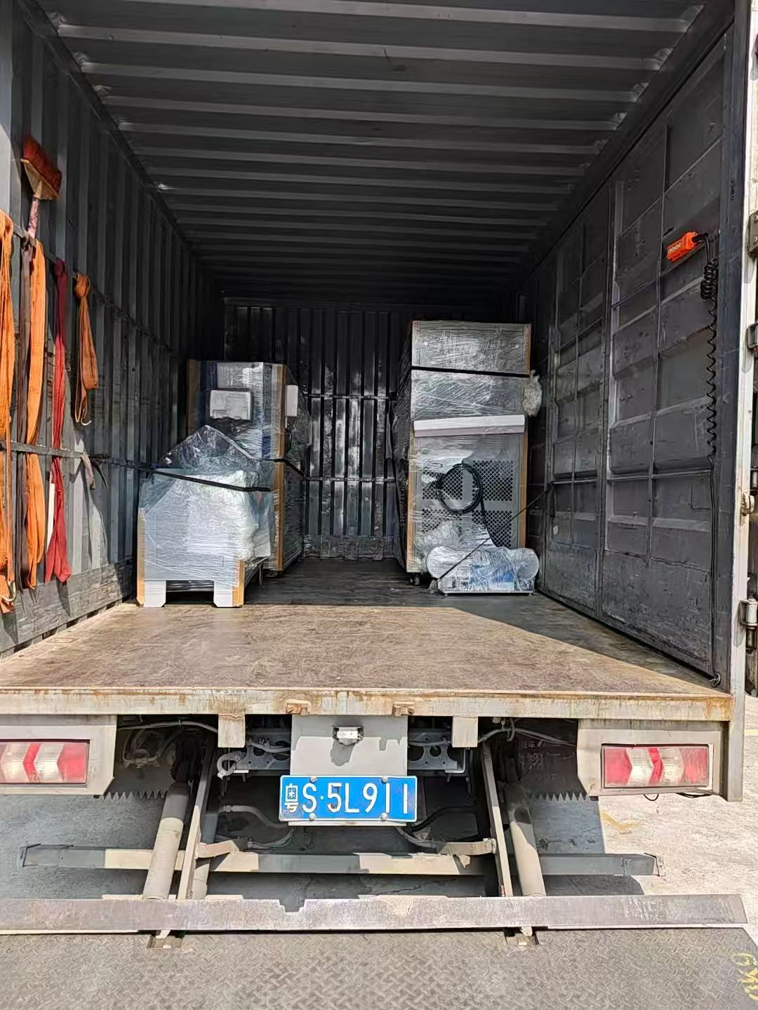 恒溫恒濕箱和鹽霧箱送貨深圳客戶